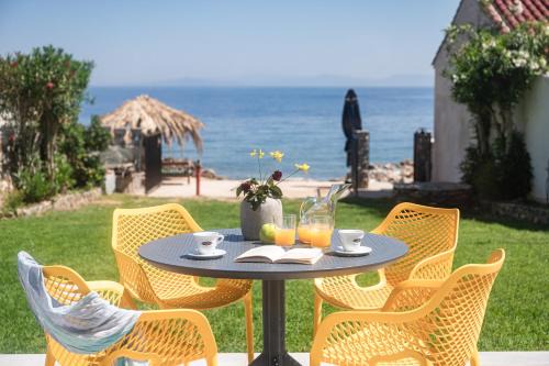 Livadaki Elegant Seaside Apartment