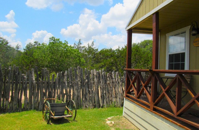 LIVE OAK LODGE: Charming Cabin at THE ALEXANDER AT CREEK ROAD for 2-4 Guests