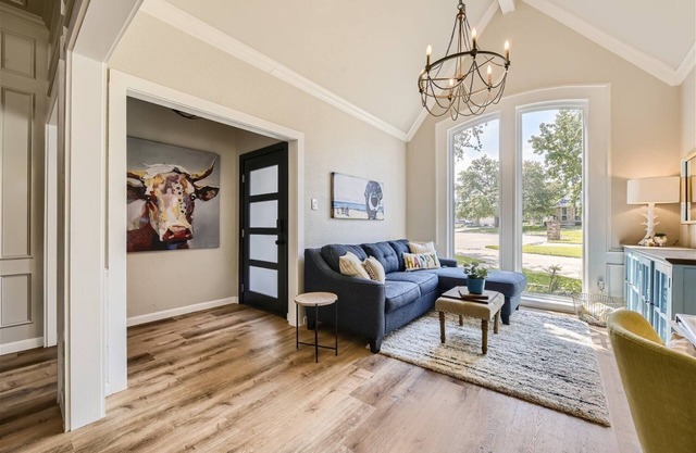 Lively Interior Oasis w/Big Yard- Fast- WIFI