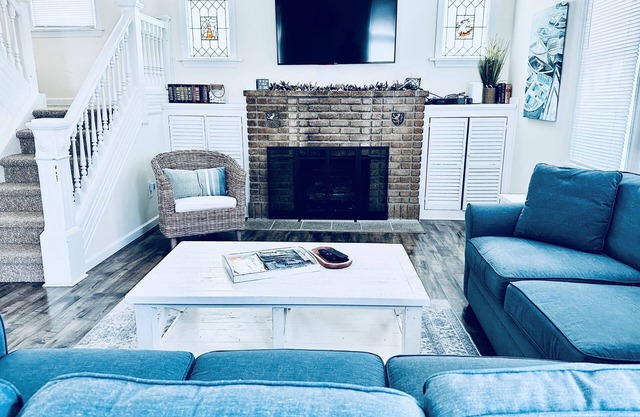 Lively Ventnor Street near Beach, Restaurants & Shops, Quick Uber to Casinos