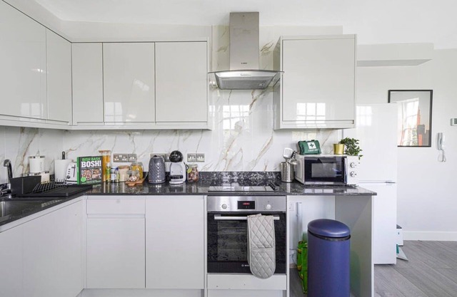 LiveStay - 3Bed 2Bath Apt in Chiswick Free Parking