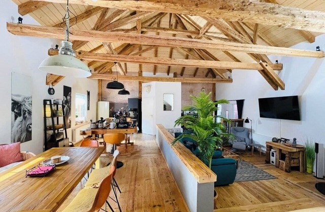 Living loft with terrace between Lake Constance and the Alps. Pet friendly!