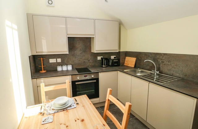 LLETY CARIAD - 2 PLOUGH & HARROW, pet friendly in Llantwit Major