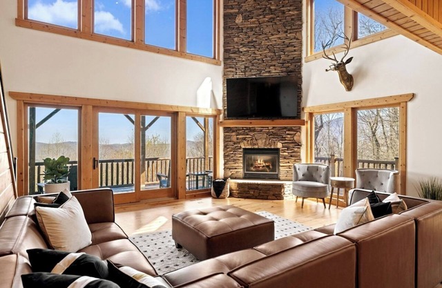 Loaded Cabin! Sleep 16-Private Road-Views