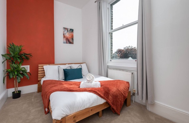 Local 3 bed, 2 bath flat with terrace