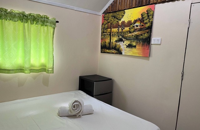 Local style cottage in a garden setting - cosy comfort with A/C