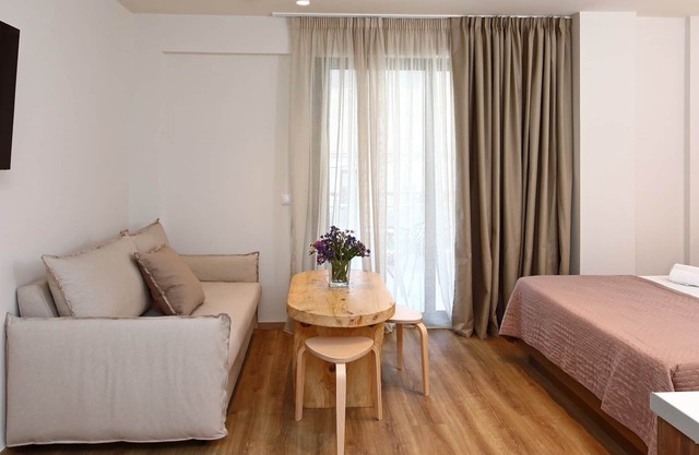 Local Suites 4 - Nea Moudania