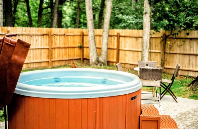 Locally Owned 2BR w/Hot Tub