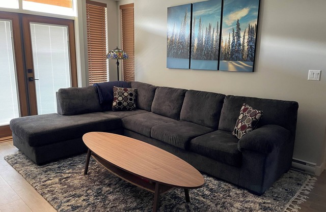 Located in SunPeaks close to skiing and golf