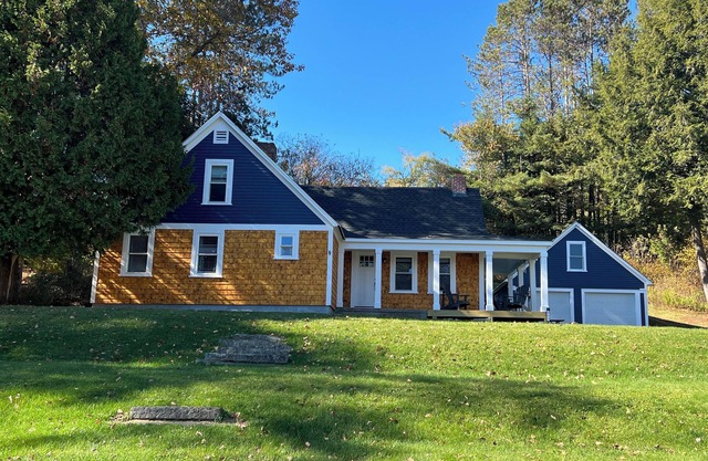 Located steps away to town park, hiking, popular & nationally recognized Main St