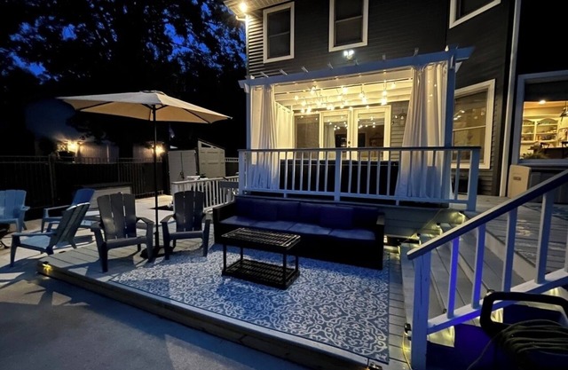 LOCATION A+ Large Home sleeps 15, walk to dinner & shopping, <10 min to ND!