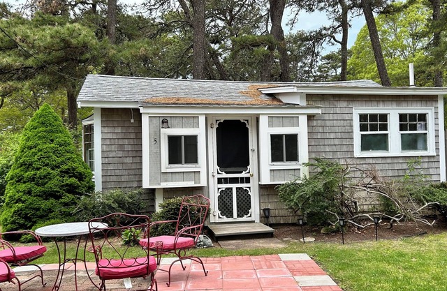 LOCATION! Cabin sleeps3, POOL, 1 mile to OCEAN, Kitchen/Grill, Pet ok, Parking