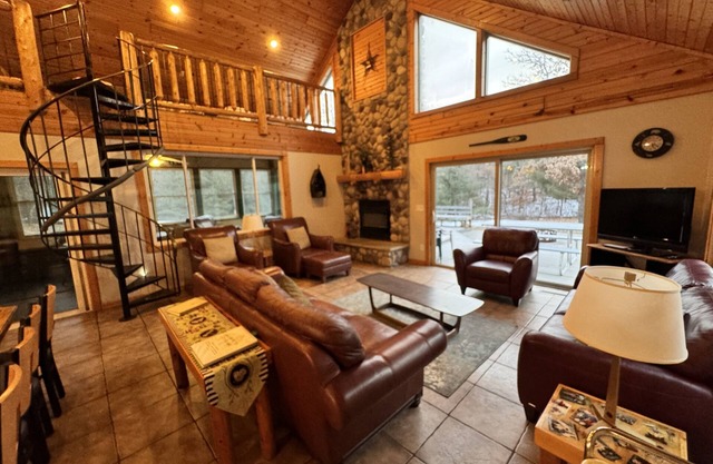 Location! Castle Rock/Wis. Dells/Golf, 5 BDR 2 Bath, 10 Acres. Sleeps 19 in beds