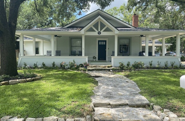 LOCATION - LARGE RENOVATED HISTORICAL HOME- SLEEPS 8- STEPS TO KYLE FIELD
