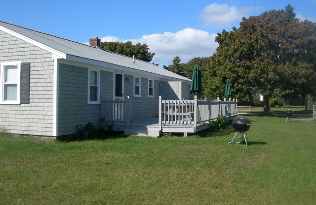 Location, Location, Location, Steps to Surf Drive Beach, sleeps 5, deck, yard
