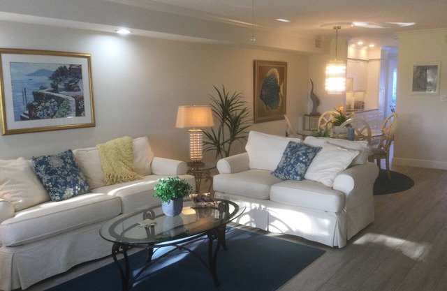 Location!Renovated townhome, private courtyard, 2 en-suites, golf, beach, pool