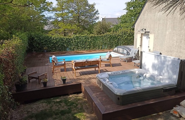 LOCTUDY, 80 m from the beach, 2 to 8 people. Private heated pool and Jacuzzi.