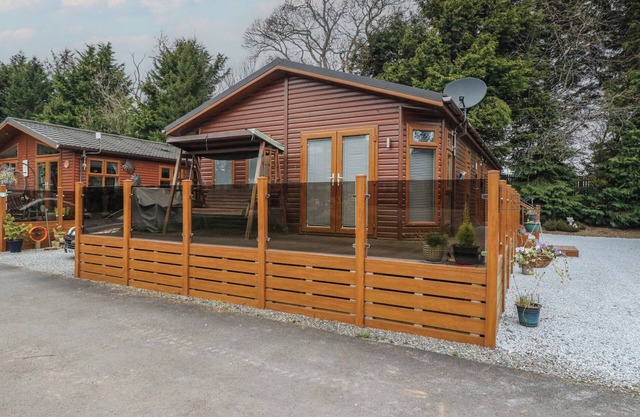 LODGE 2, pet friendly, character holiday cottage in Auchterarder