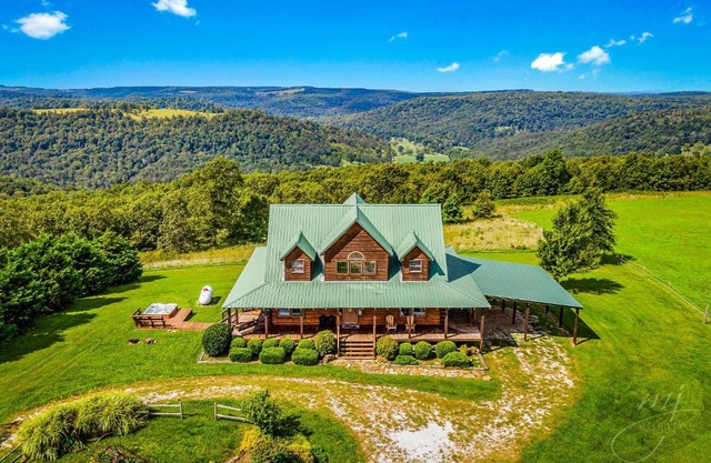 Lodge at OZK Ranch- Incredible mountaintop cabin with hot tub and views