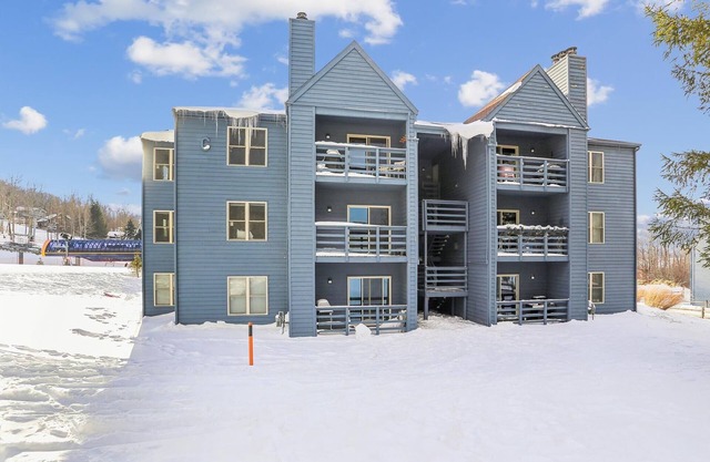 Lodge beside Timberline Mountain's chairlift at Slopeside C204!