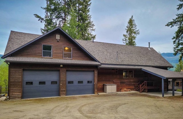 Lodge in "The Woods Nelson" with Lake Views