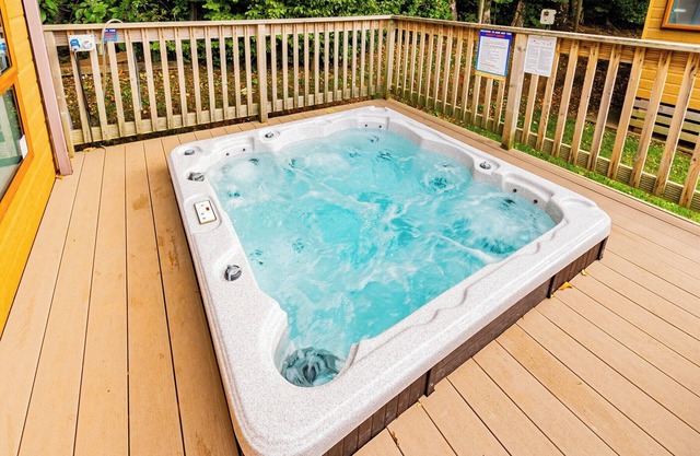 Lodge sleeping up to six guests in three bedrooms, one double and two twin along with family bathroo