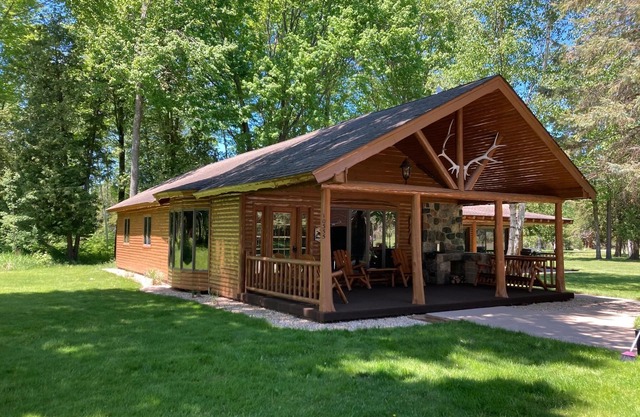 Lodge Sleeps 10 People - 4.5 miles to Traverse City Horse Shows