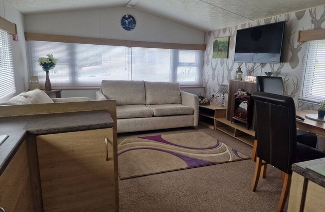 Lodge Sleeps 4 - Pet Friendly with Private Parking