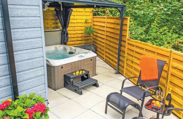 Lodge with one double with TV.