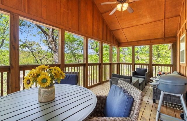 Lodge with Screened-In Porch-Free Tickets-Golf Course At Your Fingertips-Gated Community!