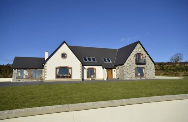 Lodges Estate: Spacious Retreat for Up to 10 Guests