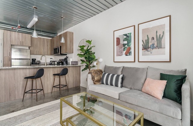 Lodgeur | Suave midcentury modern 1BR | Midtown