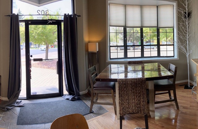 Loft like living 25 foot ceiling walking distance to DNTN