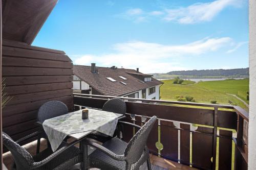 Loft mit Seeblick und Innenpool