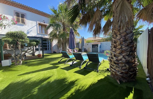 Loft style house with pool 2km from the beach