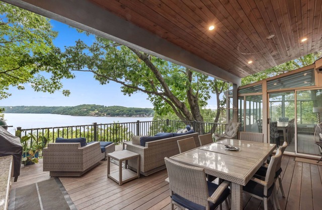 Lofted Bluff Sunset Lake Views and Private Boat Dock