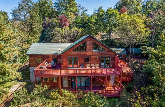 Lofted cabin in the trees with private pool table, washer/dryer, & full kitchen
