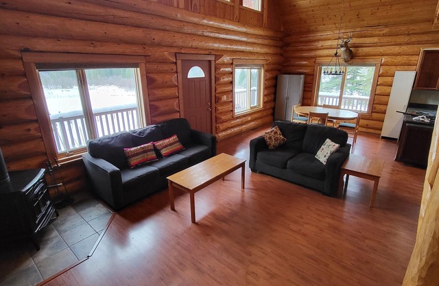 Log Cabin 10 Minutes to Sun Peaks Resort and 40 Minutes to Kamloops or Barrier
