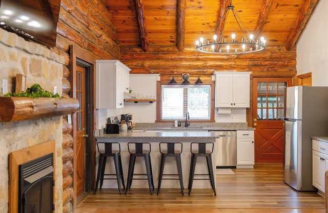 log cabin in the woods 3-bedroom cabin with pool table and WiFi in Honey Brook