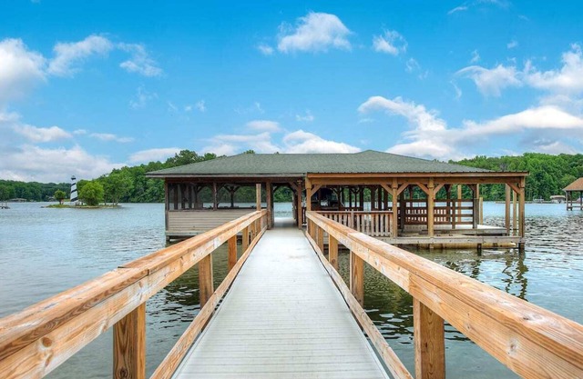 Log Cabin Living on Lake Anna - Warm side