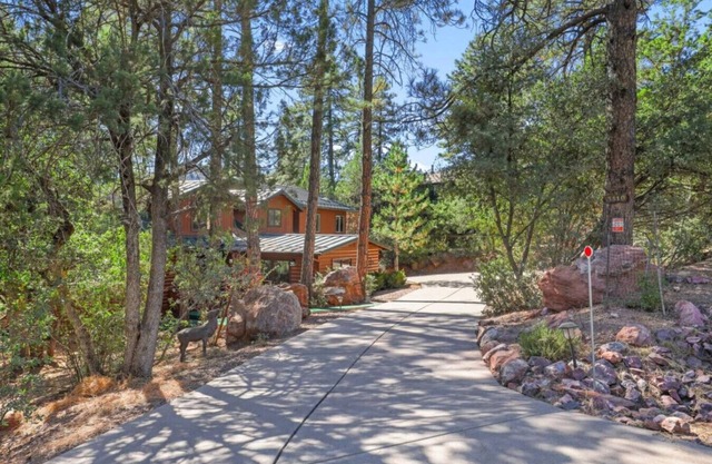 Log cabin loaded with amenities and king beds