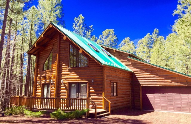 Log Cabin Luxury Retreat with Hot Tub for Romantic Escape or Family Get-Away