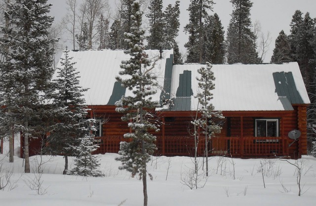 Log Cabin Mountain Getaway - Ski, Hike, bike, X Country Ski & Snowshoe trails