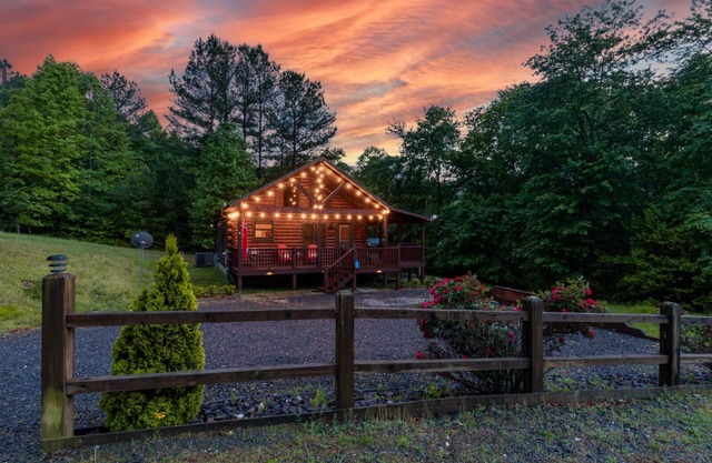 Log cabin near Blue Ridge & Murphy, fast wifi 👨‍👩‍👧‍👦 friendly 🛏️ 6 -🐶 & hot tub!