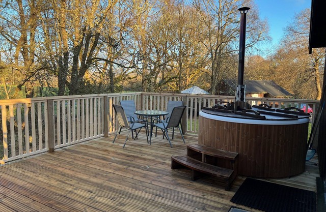 Log Cabin with Hot tub close to the shores of Loch Awe with Fishing Rights