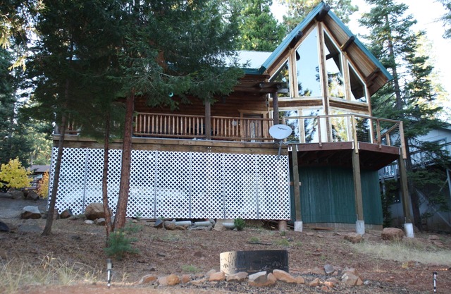 Log Cabin with Lake and Mountain Views, family friendly, 3 Bedroom, 2 Bath, WIFI