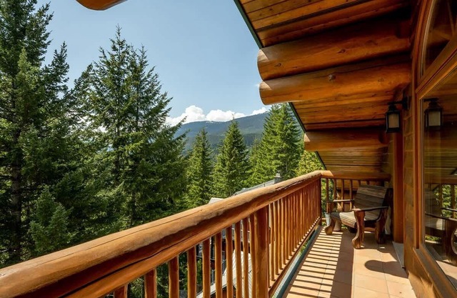 Log chalet w/hot tub & ski access near Creekside