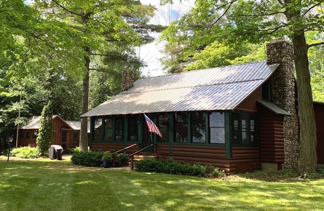 Log Cottage with Sandy Beach; Acre Lot; 1 Mile to Downtown NP