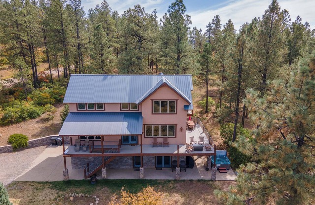 Log Hill Lodge-BEST VIEWS, Hot tub, Close to town+Wolf Creek, privately owned