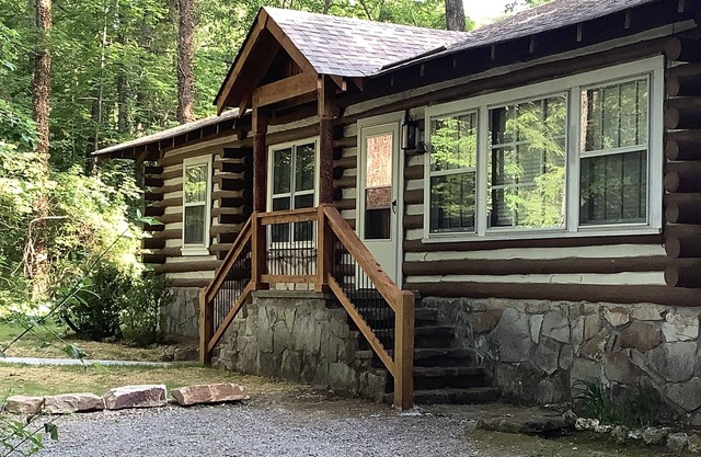 Log Inn to your vintage vacation experience.